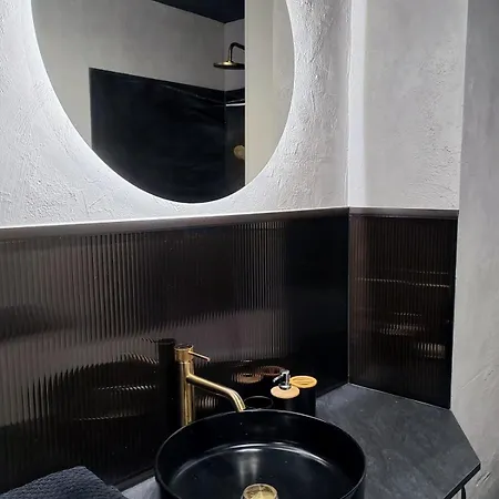 Newly Renovated Apartment! Center And View! Apartman Varsó