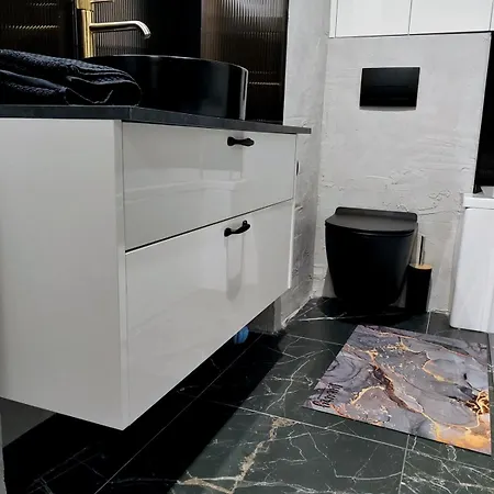 아파트 Newly Renovated Apartment! Center And View!